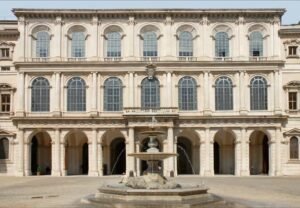 ingresso palazzo barberini con visitatori entusiasti