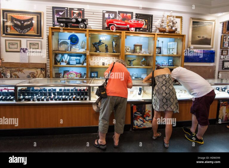 interno di un banco dei pegni con clienti