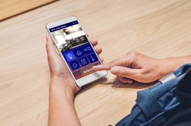 interruttore luce smart con smartphone in mano