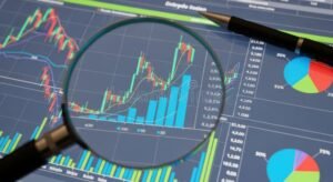 investitori esaminano grafici finanziari dettagliati