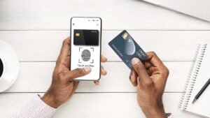 iphone con carta di credito e wallet digitale
