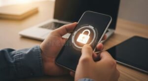 iphone con lucchetto digitale e mano protettiva