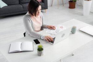 libero professionista che lavora con laptop e documenti