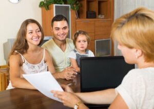 madre e figlio che firmano contratto casa