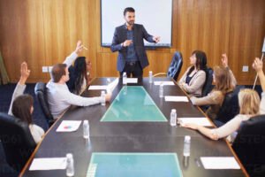 manager che guida una riunione aziendale moderna