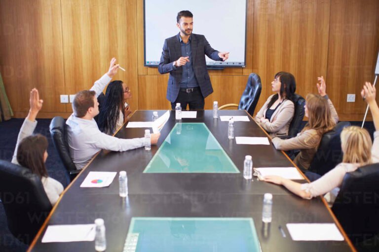 manager che guida una riunione aziendale moderna
