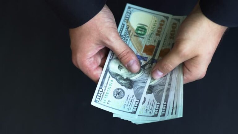 mani che consegnano contanti velocemente