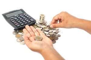 Come Calcolare Gli Interessi sui Prestiti Bancari in Modo Semplice 29 mani che contano monete con calcolatrice