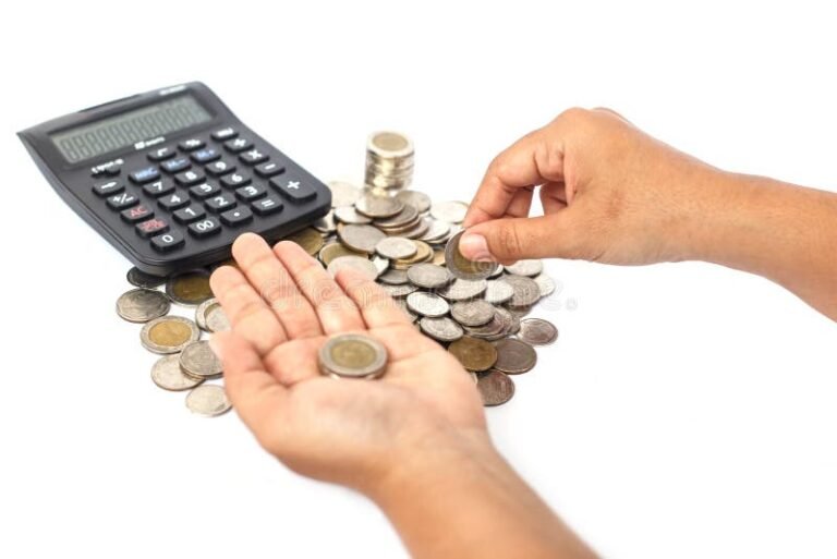 mani che contano monete con calcolatrice