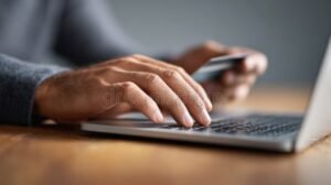 mani che digitano su tastiera computer bancario