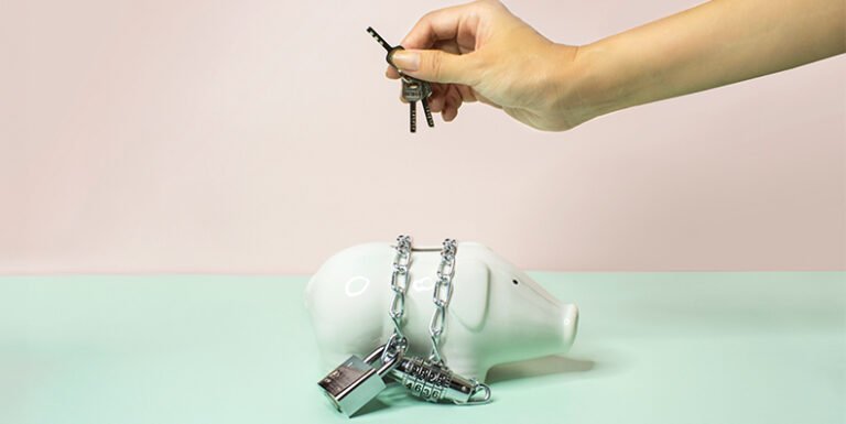 mani che liberano una catena da un salvadanaio