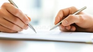 Cosa Possono Pignorare in Un Atto di Precetto 33 mani che passano documenti legali ufficiali