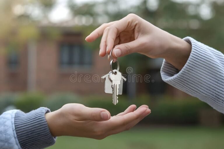 mani che scambiano chiavi di casa