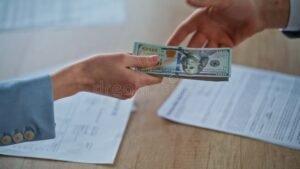 Come Funzionano i Lavori in Nero per Arrotondare lo Stipendio 33 mani che scambiano denaro contante nascosto