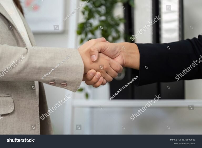 mani che si stringono in accordo finanziario