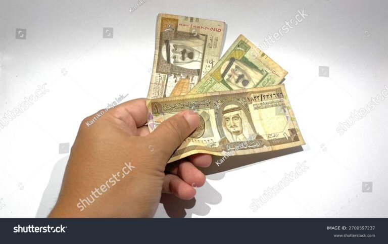 mani che tengono banconote realistiche