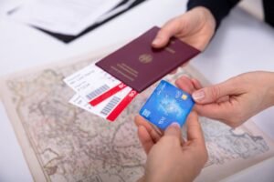 mani che tengono passaporti e carte bancarie