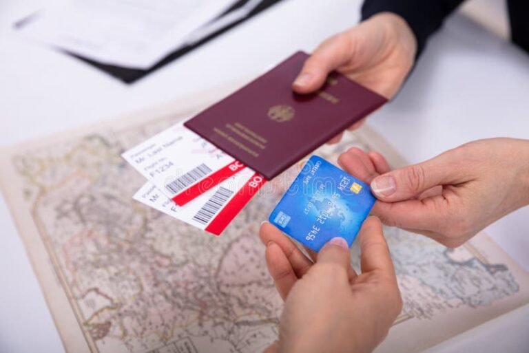 mani che tengono passaporti e carte bancarie