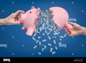 mani che tengono salvadanaio rotto