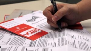 Come Compilare il Bollettino Postale per Donare all'Airc 14 mano che compila un modulo postale rosso