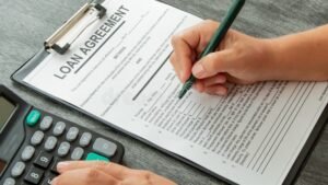 mano che firma un contratto di prestito