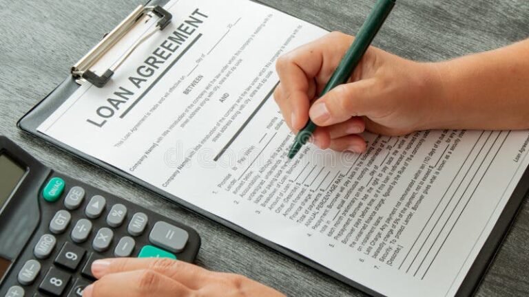 mano che firma un contratto di prestito