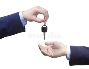 mano che passa chiavi auto tra persone