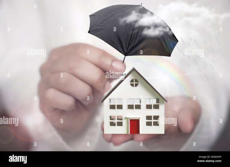 mano che protegge una casa con ombrello