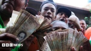 mano che restituisce banconote a cliente arrabbiato