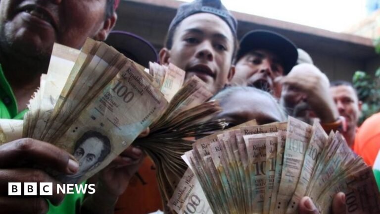 mano che restituisce banconote a cliente arrabbiato