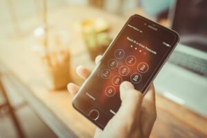 mano che sblocca iphone con codice touchscreen