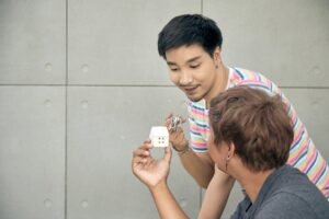 mano che scambia chiavi di casa sorridenti