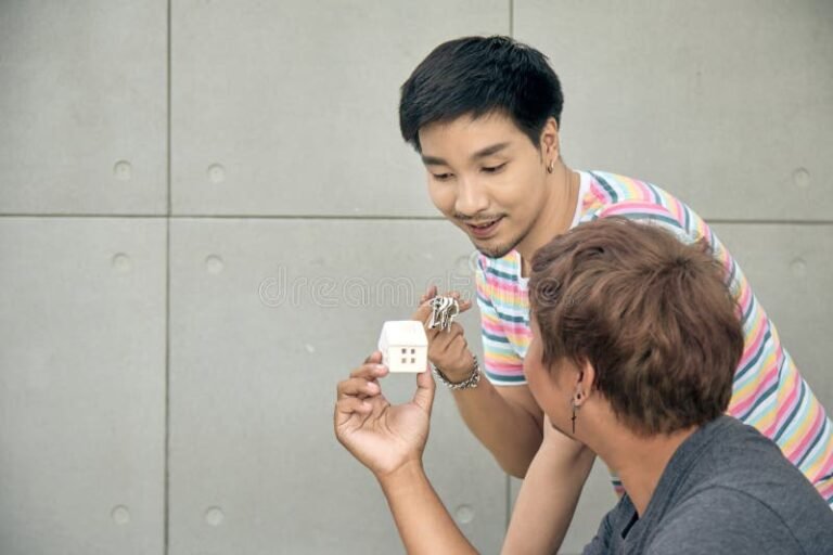 mano che scambia chiavi di casa sorridenti