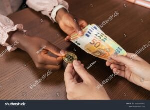 Quali Banche Offrono Conti Deposito con Tassi Promozionali 19 mano che scambia monete e banconote