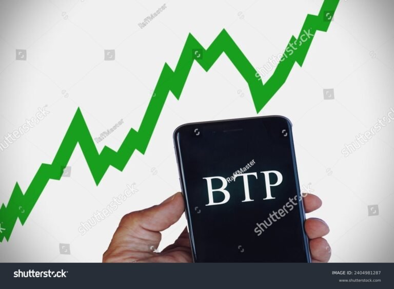 mano che tiene bond italiano btp