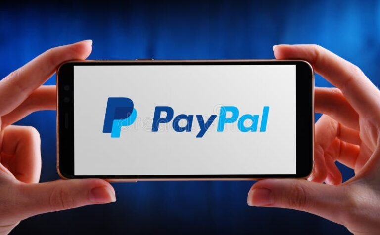 mano che tiene smartphone con logo paypal