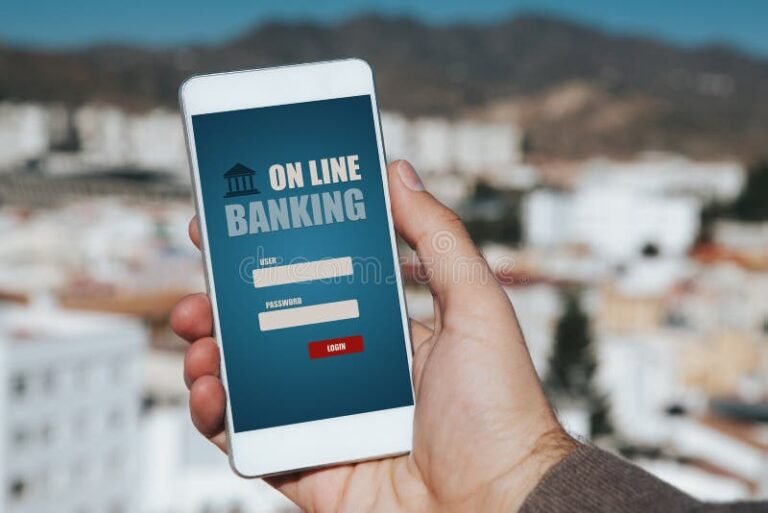 mano che tiene uno smartphone con app bancaria