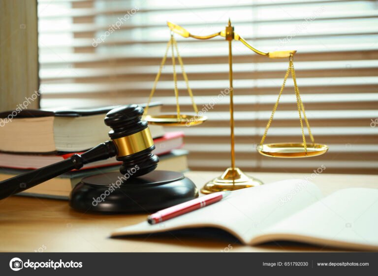 martelli da asta con documenti legali