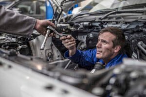 meccanico che lavora su unauto in officina