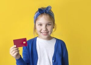 minorenne con carta bancaria e sorriso contento