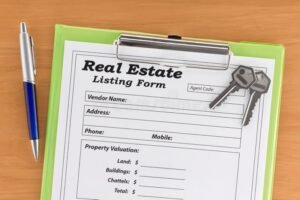 modello cartaceo con penna e chiavi appartamento