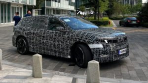 montante auto con targa europea visibile