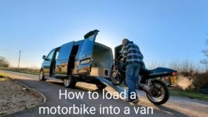 moto caricata su un furgone da trasporto