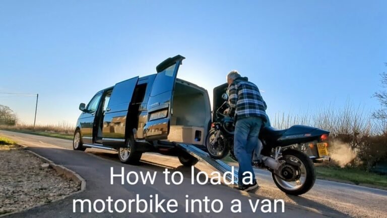 moto caricata su un furgone da trasporto