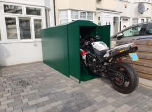 moto parcheggiata in box sicuro