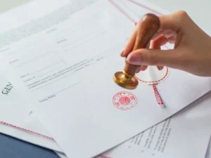 notaio che firma documenti legali dettagliate