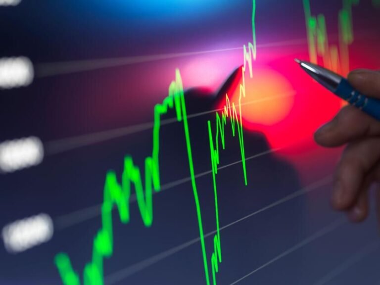 obbligazioni e mani con grafici finanziari