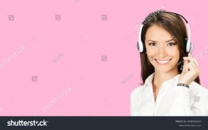 operatore al call center con cuffie rosa