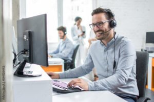 operatore assistenza clienti con auricolare sorridente