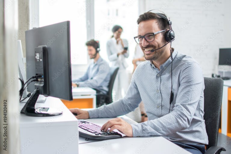 operatore assistenza clienti con auricolare sorridente